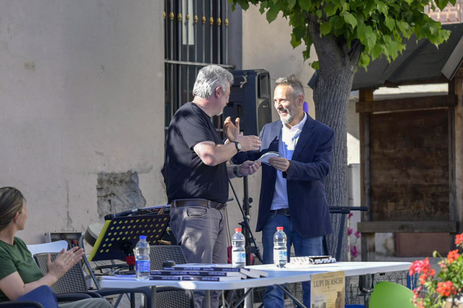 Il sindaco Giuseppe Buccella consegna la targa a Enrico Villa