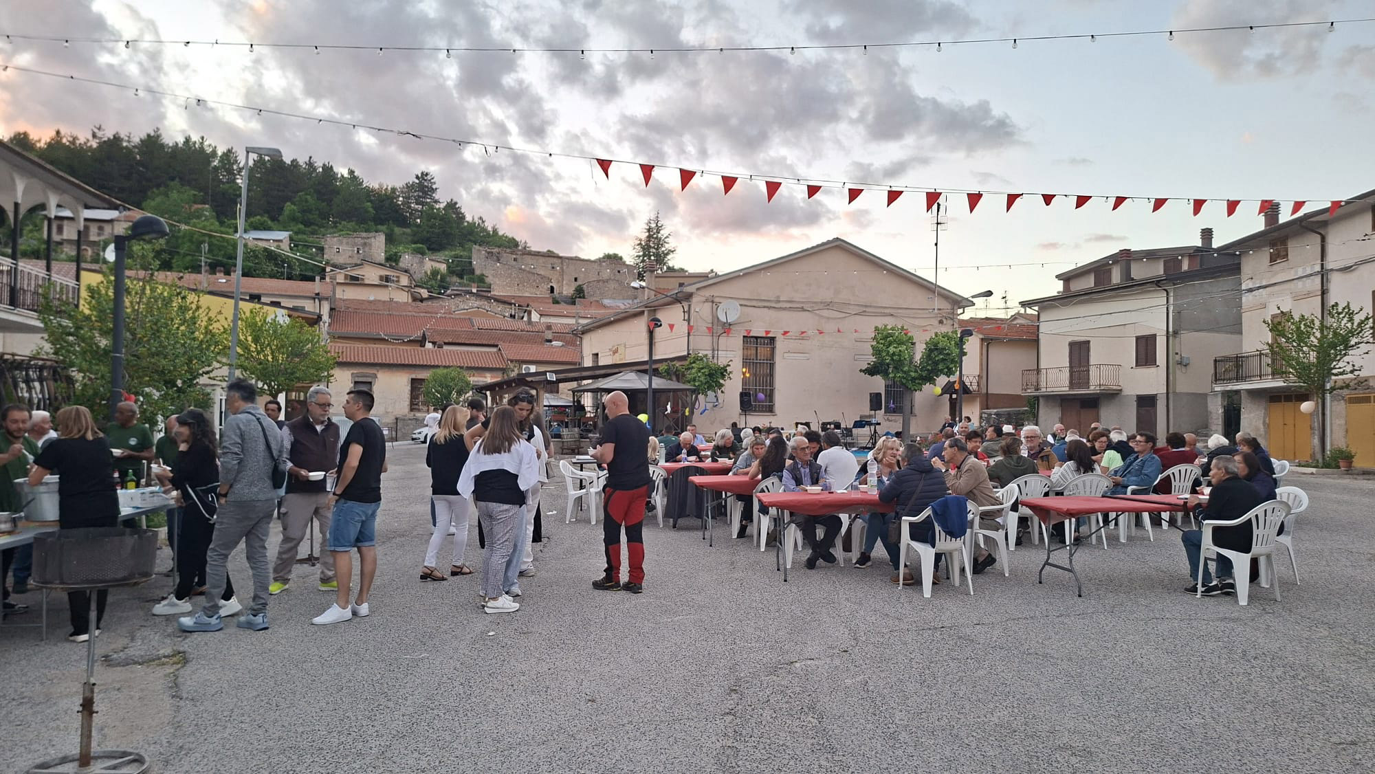Cena conviviale in Piazza Risorgimento ad Aschi