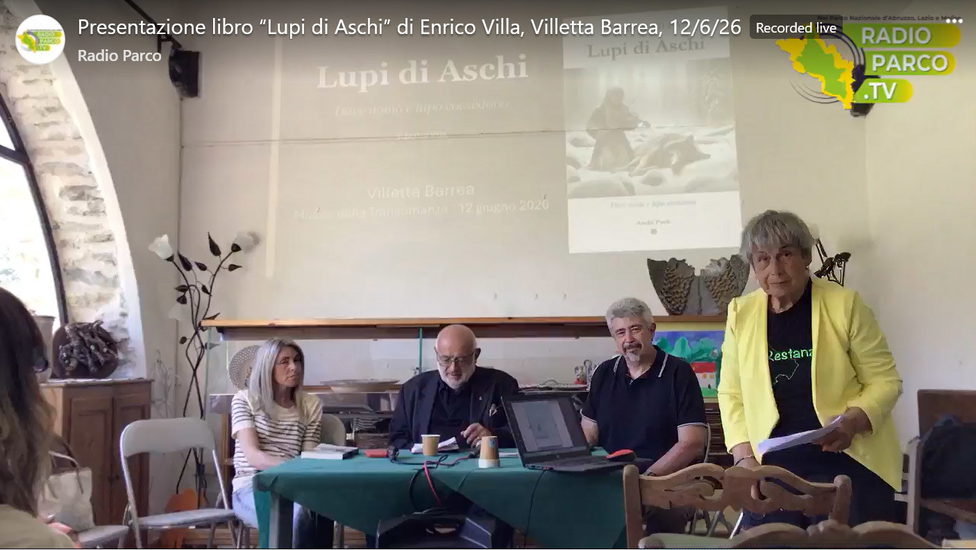 Enrico Villa durante la presentazione di Lupi di Aschi a Villetta Barrea, con Mariapia Graziani, Giovanni Cannata e Giusy Colantoni